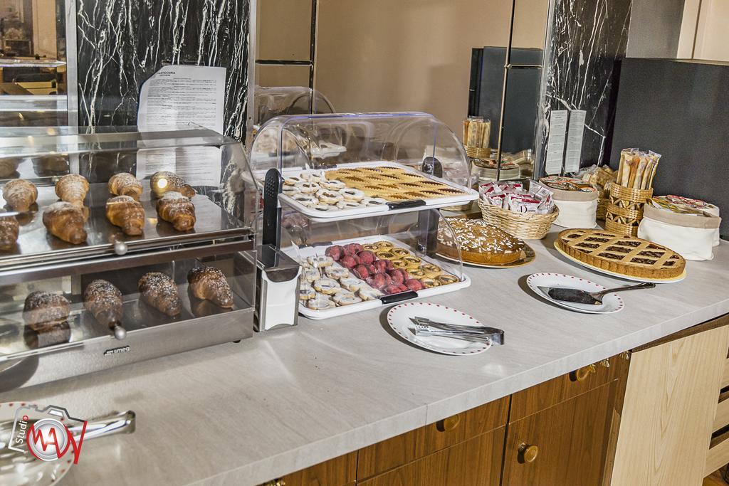 Hotel Moderno Lecco Luaran gambar