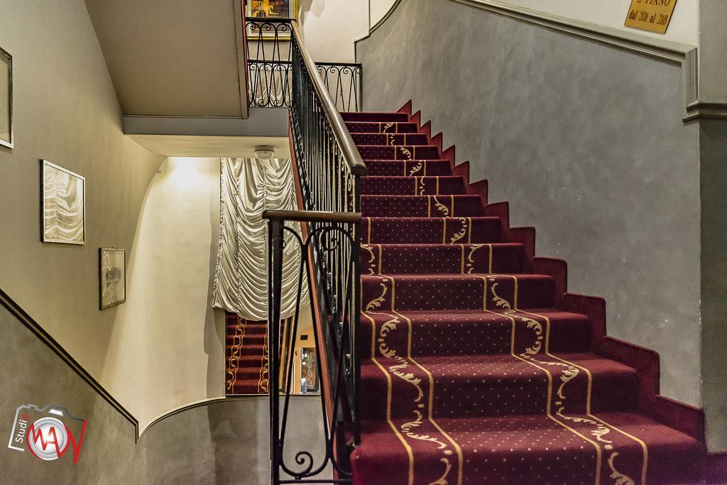 Hotel Moderno Lecco Luaran gambar